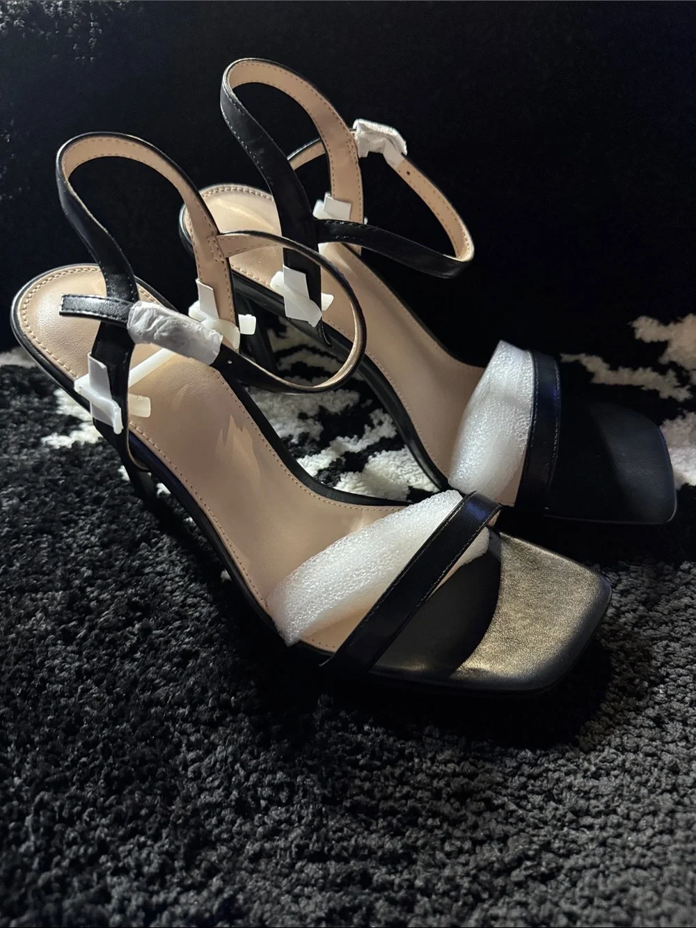 NWT Women's Black and White Strappy Block Heel Sandals size 8